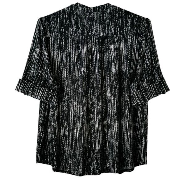 NWT Cocomo Plus Size 3X Black & Ivory Geo Print Pintuck 3/4 Sleeve Top - Picture 2 of 7